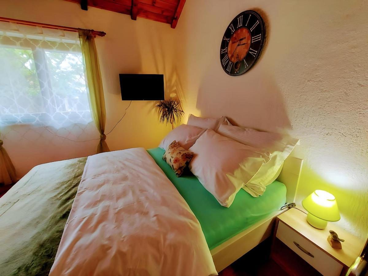 Studio Apartman Buteo Ястребарско Экстерьер фото