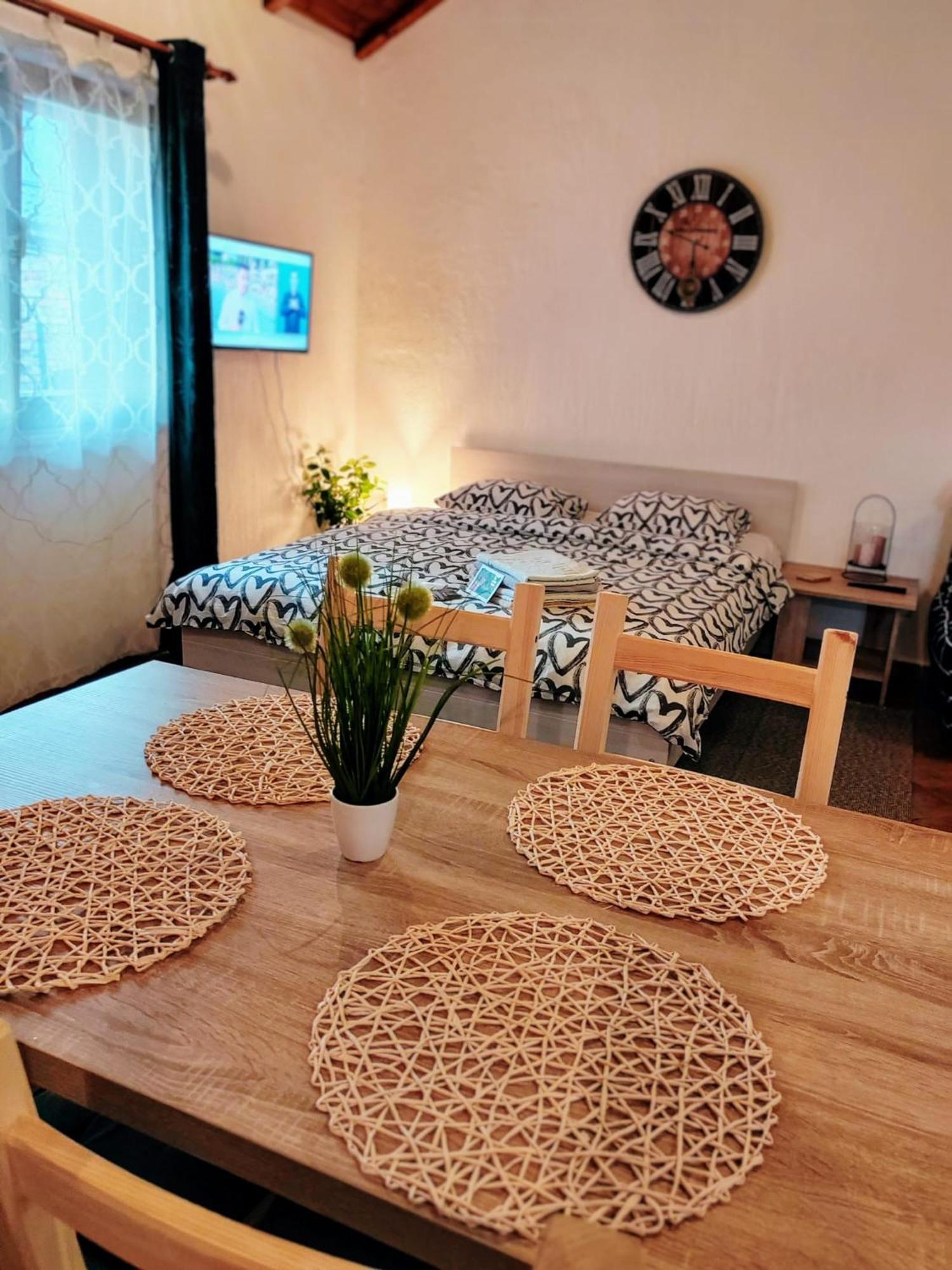 Studio Apartman Buteo Ястребарско Экстерьер фото