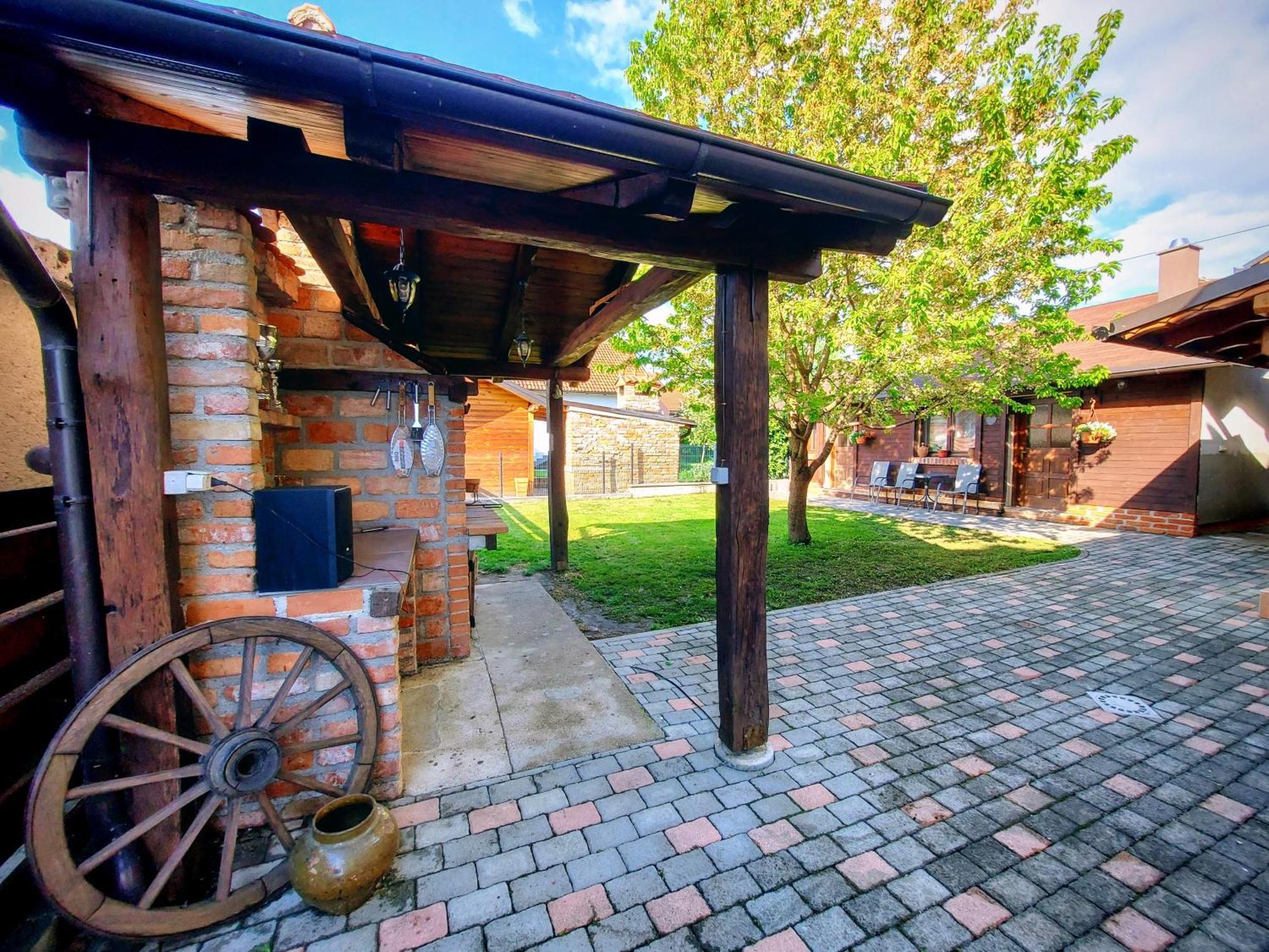 Studio Apartman Buteo Ястребарско Экстерьер фото